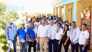 PIE DE FOTO ALBERTO RODRIGUEZ JUNTO A VARIOS TÉCNICOS DEL INEFI y profesores del Centro Educativo Profesor José Raúl Cabrera Ureña