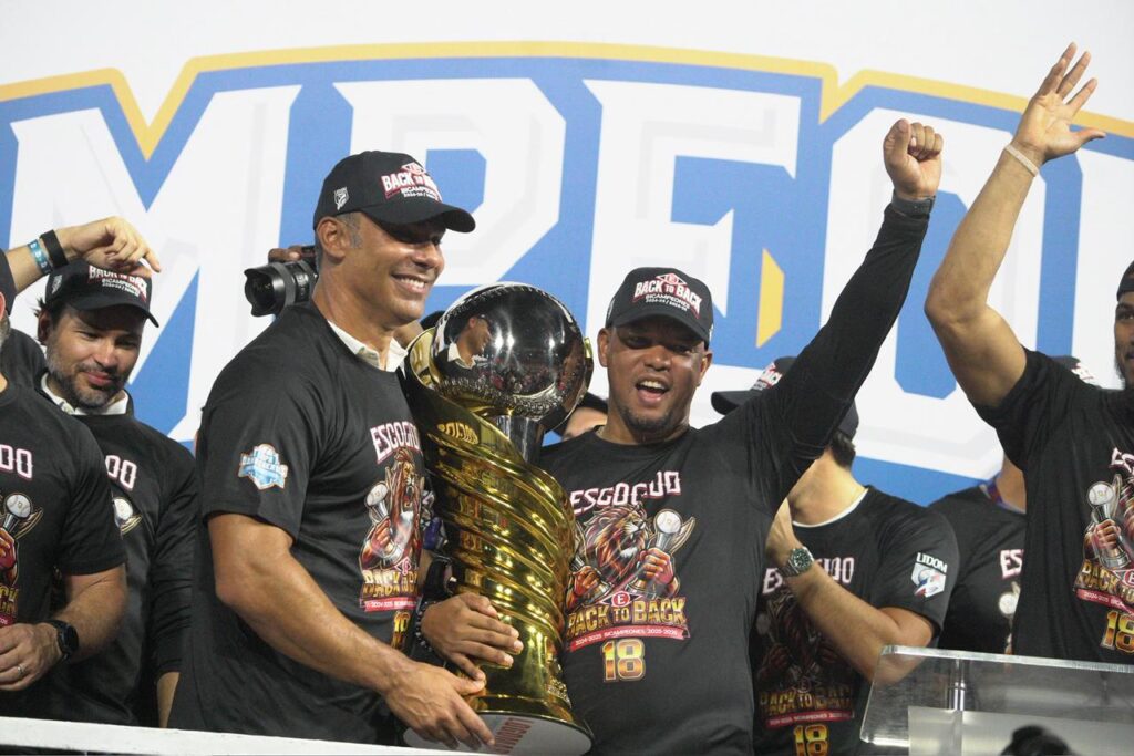 Carlos Peña y Ramón Santiago con trofeo de campeones