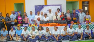 PIE DE FOTO CANCHA ALBERTO RODRÍGUEZ MELLA, TÉCNICOS INEFI, profesores y alumnos