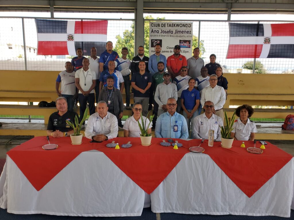 PIE DE FOTO NELSON JAVIER OZUNA Y BLANCA IRIS ALEJO JUNTO A VARIOS TÉCNICOS DEL INEFI