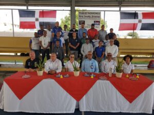 PIE DE FOTO NELSON JAVIER OZUNA Y BLANCA IRIS ALEJO JUNTO A VARIOS TÉCNICOS DEL INEFI