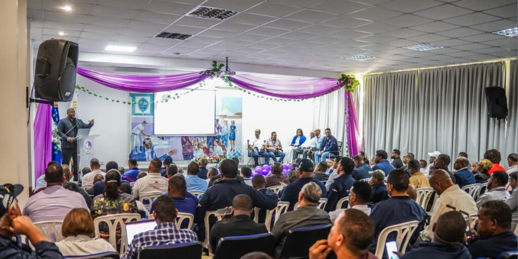 PIE DE FOTO ORLANDO TAVERAS DIRECTOR DOCENTE DEL INEFI SE DIRIGE AL PUBLICO DEL ENCUENTRO DOCENTE