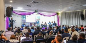 PIE DE FOTO ORLANDO TAVERAS DIRECTOR DOCENTE DEL INEFI SE DIRIGE AL PUBLICO DEL ENCUENTRO DOCENTE