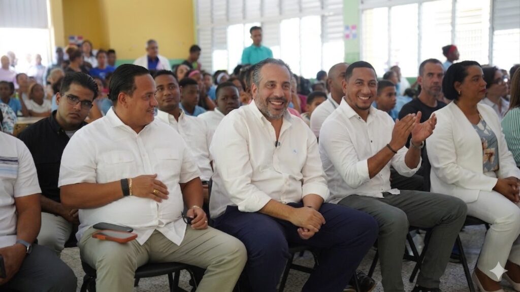 DSC09699 El director ejecutivo del INEFI, Alberto Rodríguez Mella, y el subdirector general Elvis Duarte en el Centro Educativo en Najayo