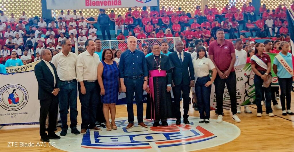 Ministro-De-Camps-recibe-homenaje-en-Juegos-Deportivos-Diocesanos-3