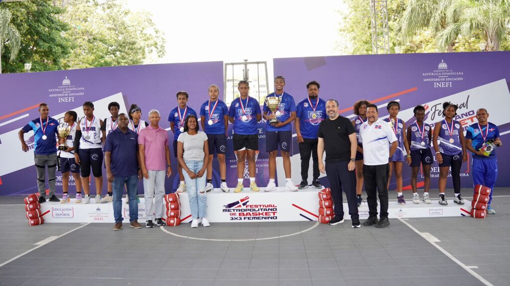 PIE DE FOTO INEFI BASKET FEMENINO PRINCIPAL El director ejecutivo del Instituto Nacional de Educación Física, Alberto Rodríguez Mella, junto a varios técnicos, premia