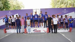 PIE DE FOTO INEFI BASKET FEMENINO PRINCIPAL El director ejecutivo del Instituto Nacional de Educación Física, Alberto Rodríguez Mella, junto a varios técnicos, premia
