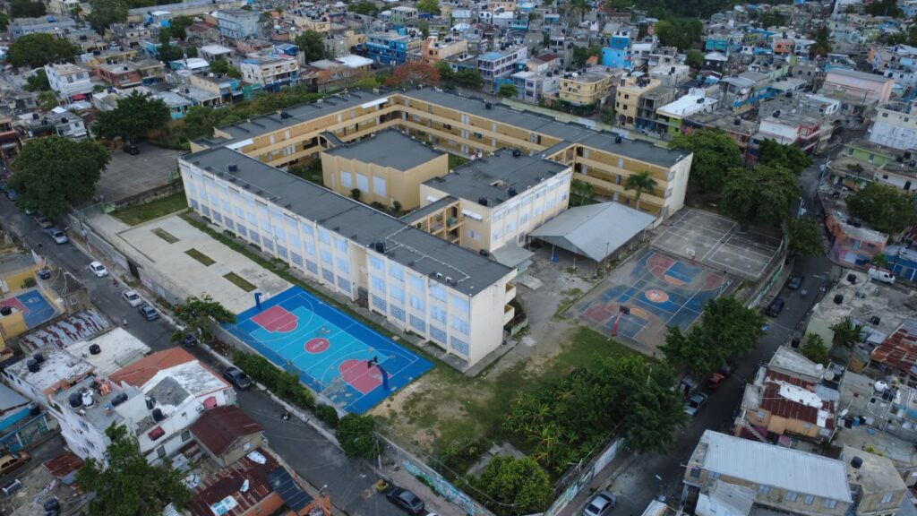 PIE DE FOTO INEFI OBRAS 5 Vista aérea del Politécnico Nuestra Señora del Carmen, en el sector Simón Bolívar, donde el Instituto Nacional de Educación Física (INEFI) construirá un polideportivo techado.