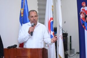 Garibaldy Bautista hace uso de la palabra