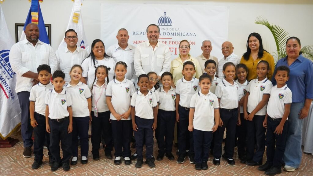 PIE DE FOTO MOTRICIDAD SANTIAGO El director ejecutivo del Instituto Nacional de Educación Física, Alberto Rodríguez Mella, junto alumnos y varios funcionarios y técnicos del INEFI