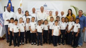 PIE DE FOTO MOTRICIDAD SANTIAGO El director ejecutivo del Instituto Nacional de Educación Física, Alberto Rodríguez Mella, junto alumnos y varios funcionarios y técnicos del INEFI